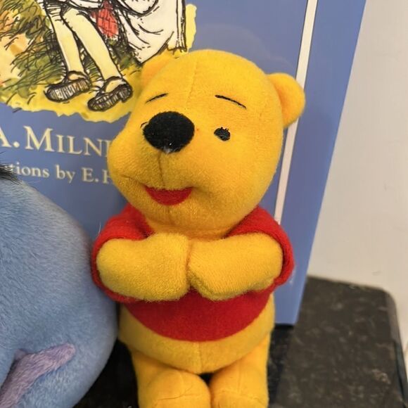 Stories Of Winnie The Pooh With Favourite Poems - A A Milne with characters - Picture 2 of 14